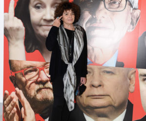  Przyłapaliśmy Grocholę, gdy robiła to na kontrowersyjnym wernisażu. Zdjęcia mówią wszystko