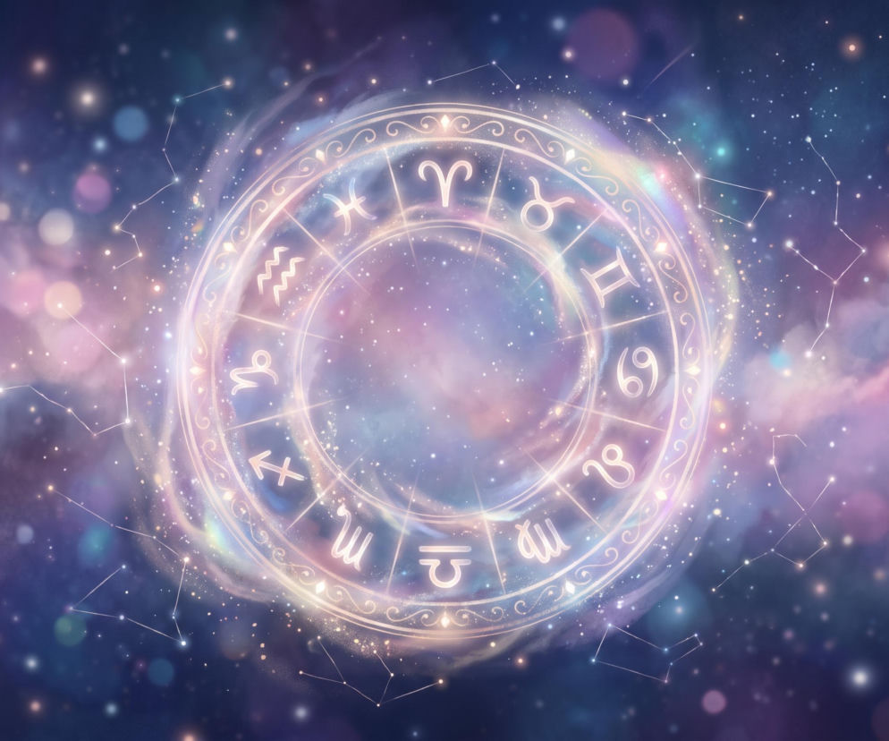Złocisty krąg z symbolami zodiaku na tle mgławicy. O horoskopie dziennym i uldze od zmartwień przeczytasz na VOX FM.