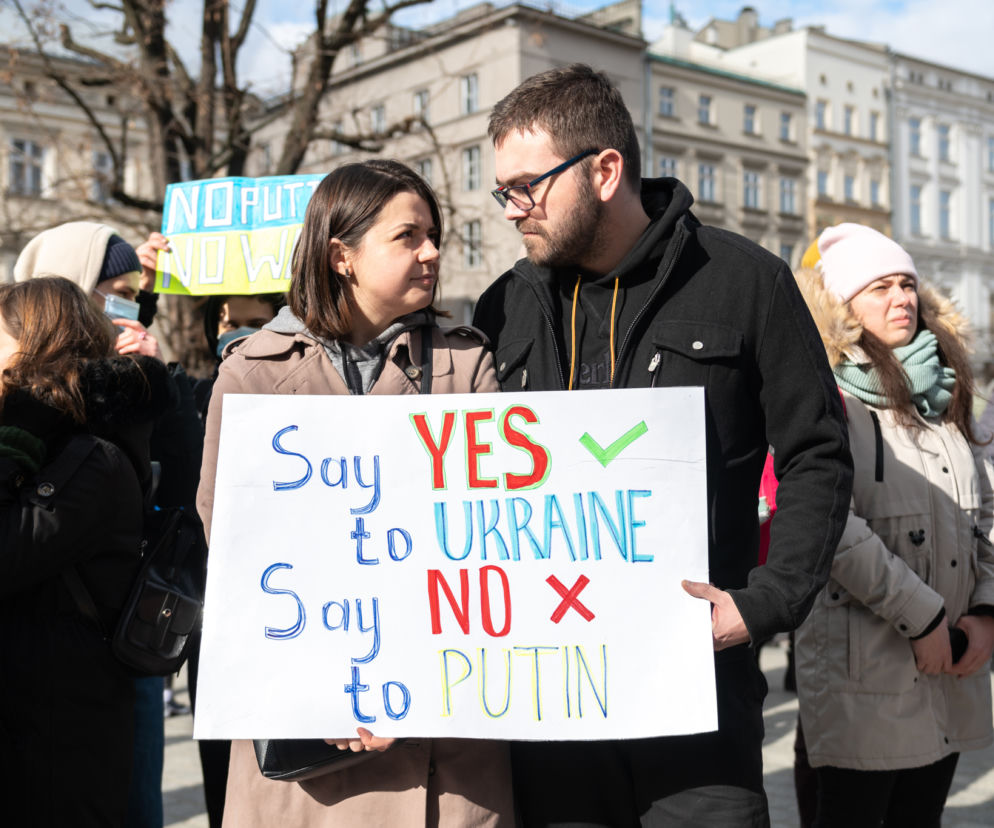 Kraków solidarny z Ukrainą! Wielka manifestacja na Rynku Głównym [ZDJĘCIA]
