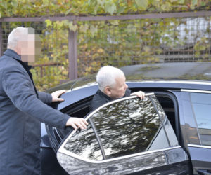 Jarosław Kaczyński na Powązkach i przed pomnikiem brata. Prezes PiS nie zapomina o kolejnej miesięcznicy