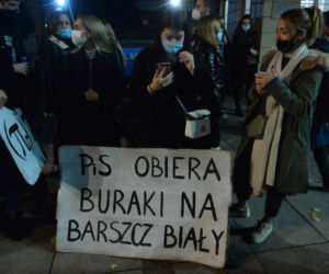 Transparenty na strajkach kobiet
