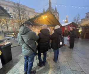 Pokémony, różowe gofry i zaskakujące różnice w cenach. Porównaliśmy łódzkie jarmarki