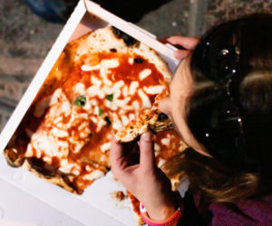 Polacy toną w długach. Młodzi pożyczają nawet na pizzę