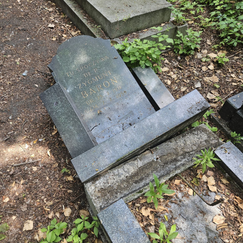 Wandale zdewastowali kilkanaście nagrobków na Cmentarzu Żydowskim w Katowicach
