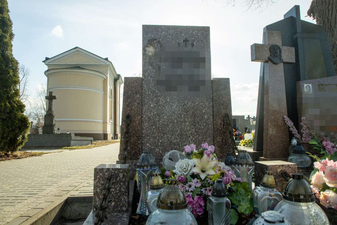 Cmentarne hieny zdewastowali i okradali groby w Karczewie