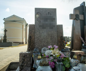 Cmentarne hieny zdewastowali i okradali groby w Karczewie