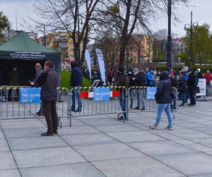 Koronawirus, Toruń: Zaszczep się w majówkę! Ogromne kolejki przed CKK Jordanki. Mnóstwo chętnych
