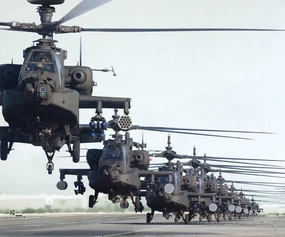 Rząd śmigłowców AH-64 Apache na pasie startowym. O zakupie tych maszyn przez USA i Polskę pisze SE Portal Obronny.