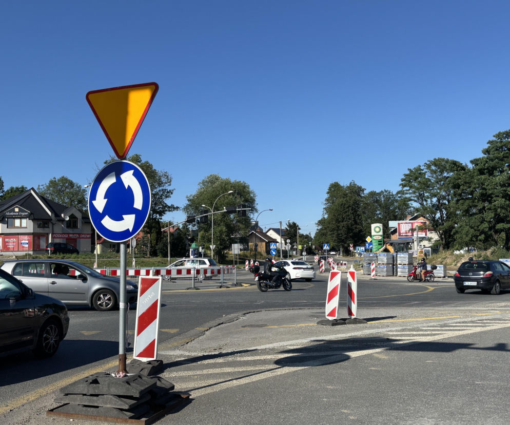 Ruch samochodowy na tymczasowym rondzie przy ulicy Lwowskiej. O zmianach na skrzyżowaniu przeczytasz na Eska Tarnów.
