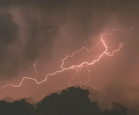 Potężne nawałnice nadciągają nad Polskę. RCB zwołało pilną naradę!