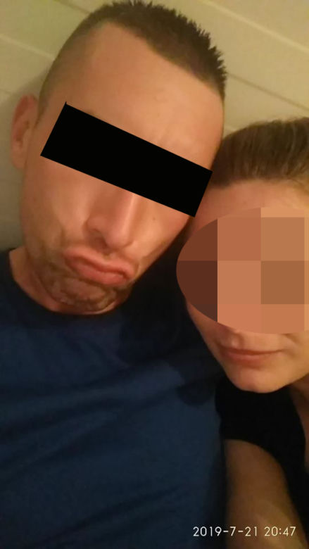 Popchnął ukochaną pod samochód?