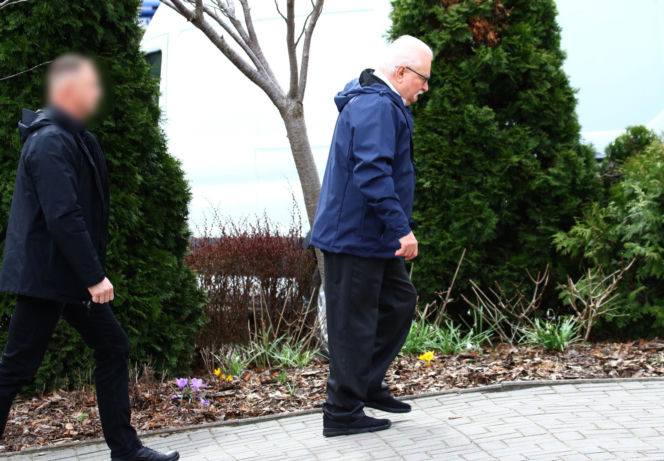 Wiosenny Lech Wałęsa na wielkanocnej mszy