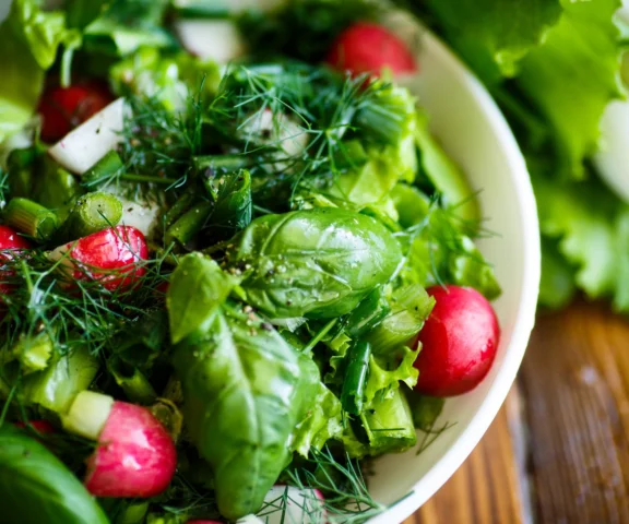 Wiosna zmienia sposób jedzenia. Co dzieje się z organizmem, gdy robi się cieplej
