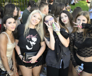 Fani w upale czekają na koncert The Weeknd. Tłumy w Warszawie