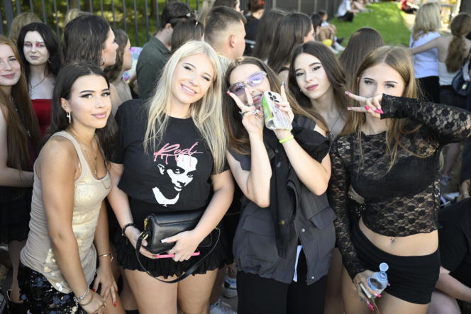 Fani w upale czekają na koncert The Weeknd. Tłumy w Warszawie