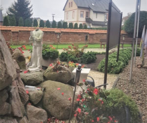 Zdewastowane figury w kościele pod Wrocławiem