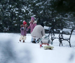 Maciej Pela zabrał córeczki na sanki