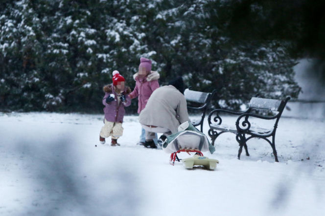 Maciej Pela zabrał córeczki na sanki