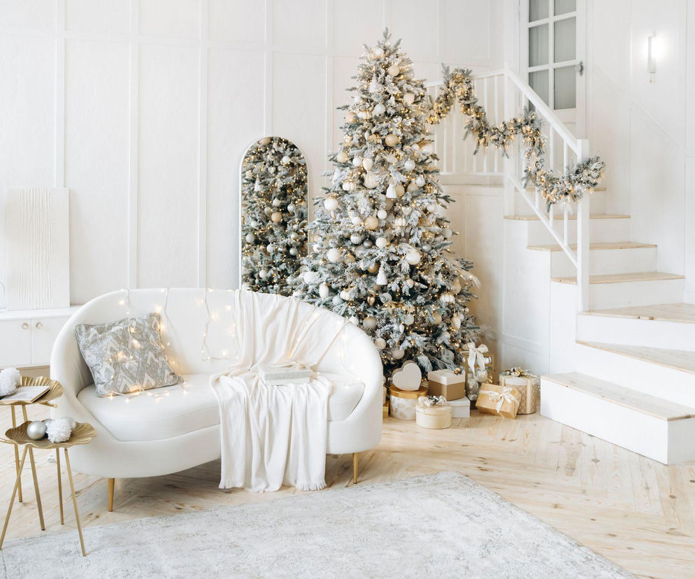 Świąteczna choinka w bieli – uniwersalna, ponadczasowa i wcale nie nudna! 66 inspirujących propozycji w różnych stylch