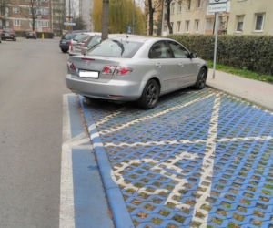 Miszczowie parkowania rodem z Gliwic. Stają na skrzyżowaniach i blokują chodniki [ZDJĘCIA]