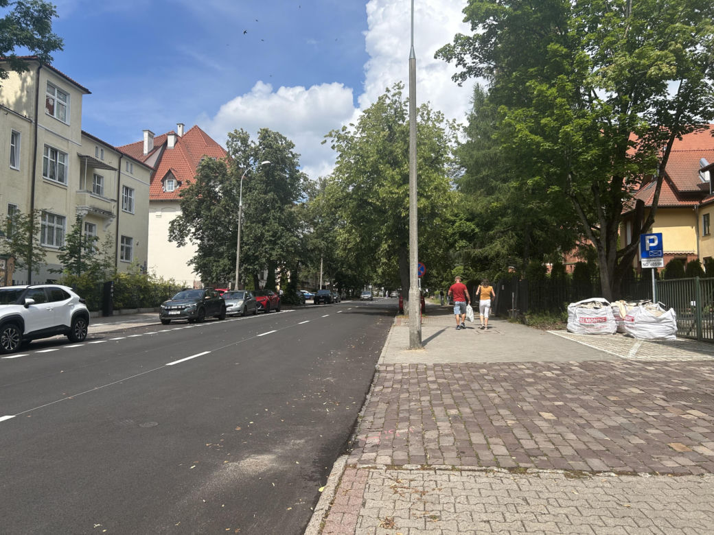 Zmiany na Kopernika. Kierowcy parkują na jezdni