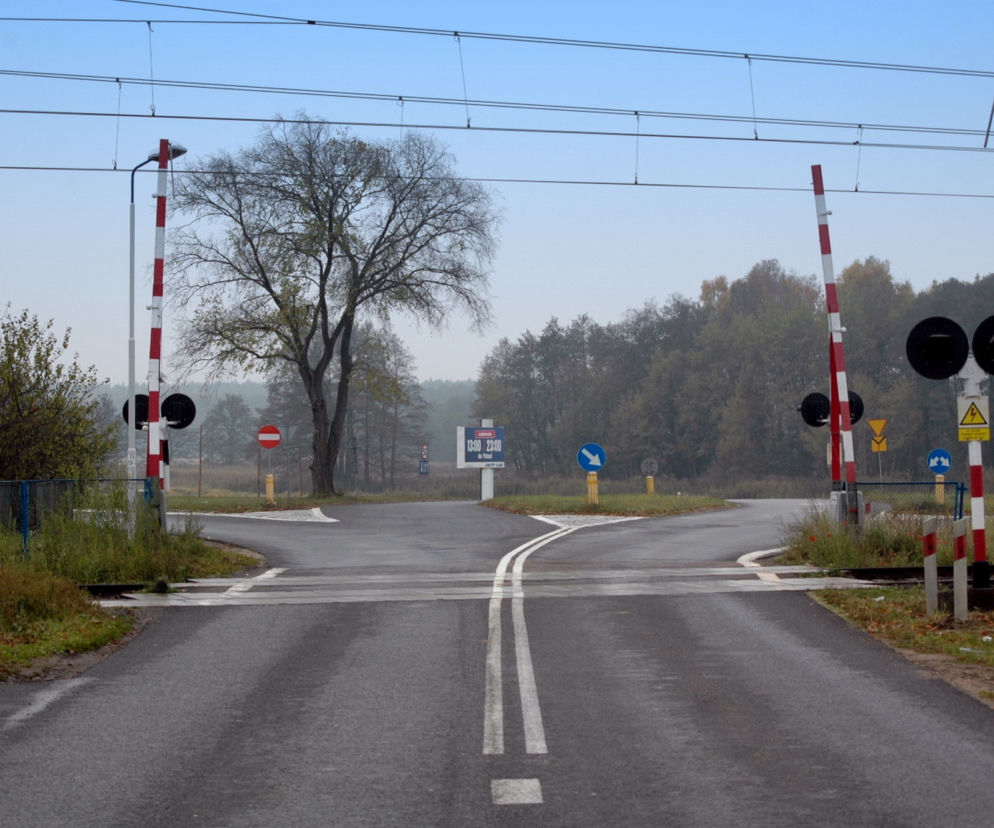 Samochód z trojgiem ludzi zatrzymał się na torach (zdjęcie poglądowe)