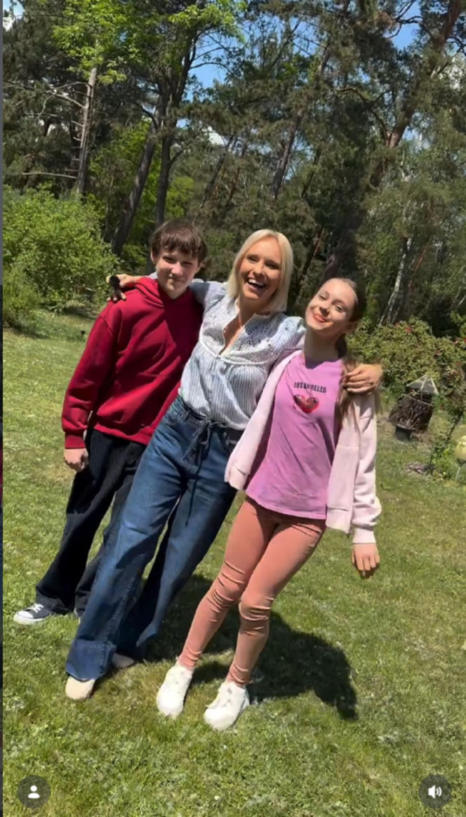 M jak miłość nowy sezon na planie. Dorota (Iwona Rejzner), Franek (Jarosław Śmigielski), Hania (Wiktoria Basik)