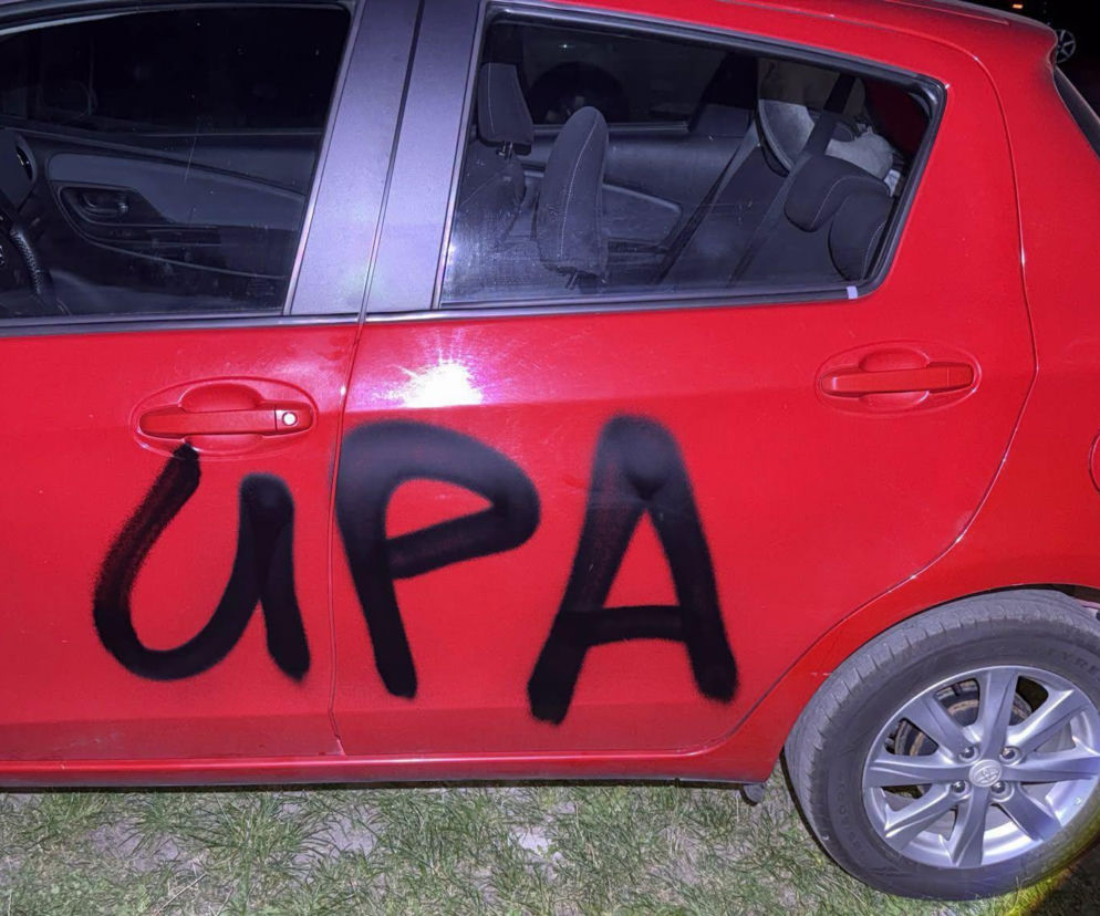 W Wąchocku na aucie nalężącym do Ukrainki wandal umieścił napis UPA
