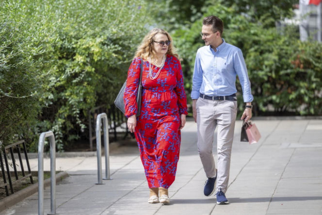 Posłanka Piekarska z Adrianem Witczakiem kupowali bransoletkę