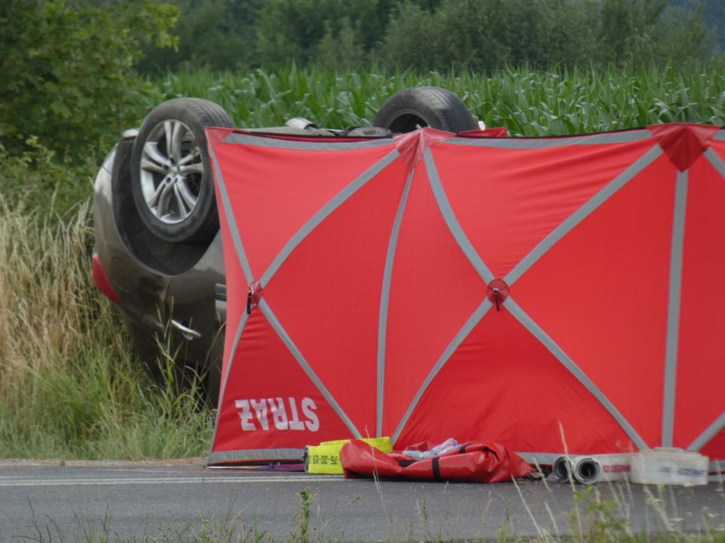 Tragedia na początku wakacji. Rozbite samochody i dachowanie. Kierowca nie miał szans