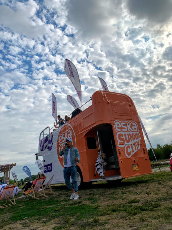 Ekipa Eska Summer City i imprezowy BUS Eski pojawili się na plaży miejskiej ZAGRO Rataje