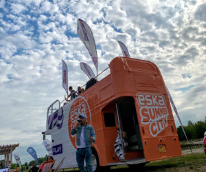 Ekipa Eska Summer City i imprezowy BUS Eski pojawili się na plaży miejskiej ZAGRO Rataje