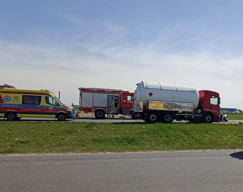 Volkswagen huknął w cysternę! 64-latek nie żyje. Fatalny wypadek na obwodnicy Kalisza [ZDJĘCIA]