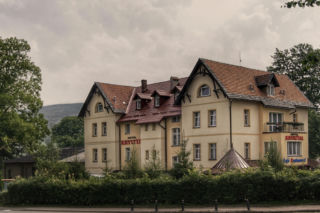 To uzdrowisko na Dolnym Śląsku przeżywa renesans. Dojedziesz tam pociągiem!