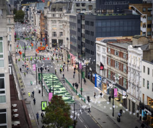 Zakaz ruchu dla aut, więcej miejsca dla pieszych. Londyn rusza z projektem zmian na Oxford Street