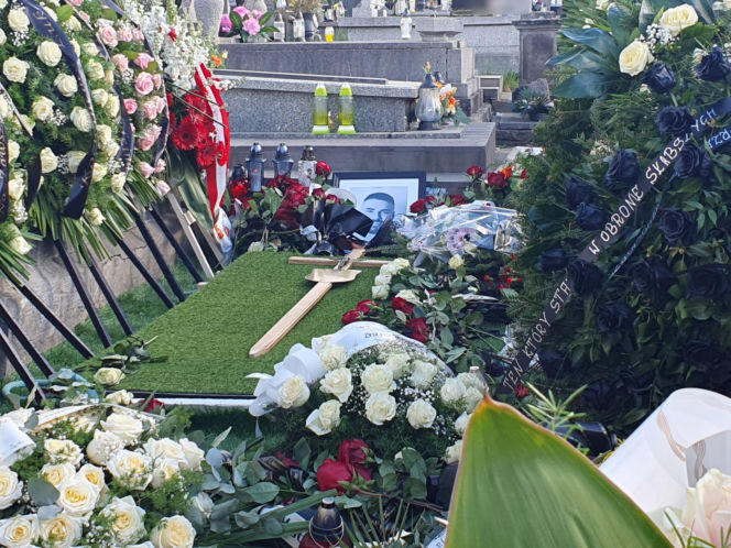 Obok niego spoczął poseł Łukasz Litewka. Kim był Aleksander Widera?