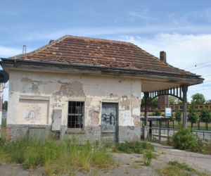 W Nowym Porcie nie brakuje jednak zniszczonych budynków. Tutaj fragment kolejowej infrastruktury.