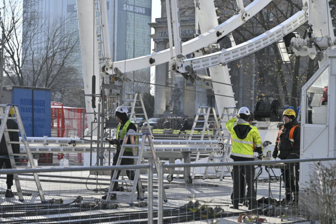 Dziwny obiekt w centrum Warszawy. Co tu powstaje? Stolica już stroi się na Boże Narodzenie!