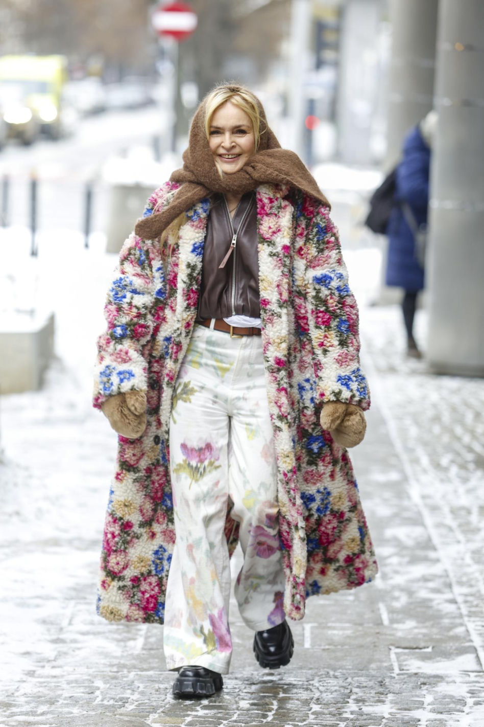 Monika Olejnik jak "babooshka" pod studiem TVN! Kwiaty, chusta i… plakat Warhola za fortunę