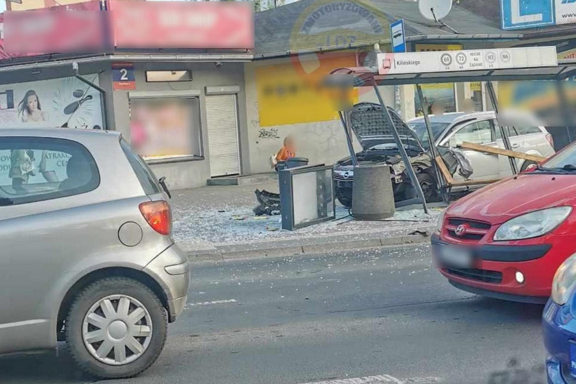 Łódź. Osobówka staranowała przystanek. Szokujący wypadek. Piesza zabrana do szpitala [ZDJĘCIA]