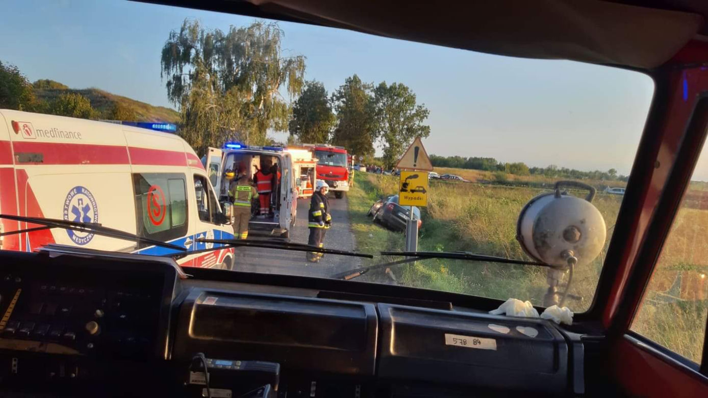 Mieszkanka Warszawy zjechała na przeciwny pas i doszło do tragedii! W pomoc zaangażowanych kilka szpitali i śmigłowiec [ZDJĘCIA]