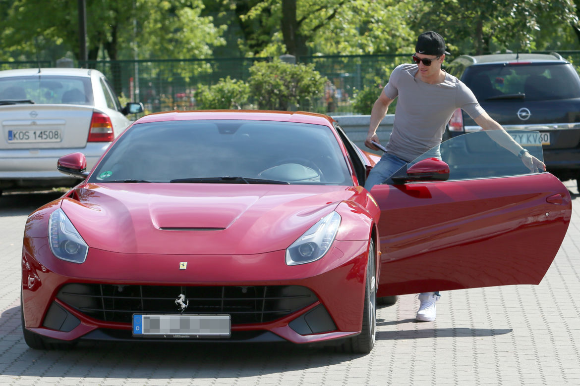 Robert Lewandowski jeździ Ferrari F12Berlinetta