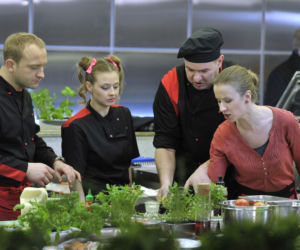 Przepis na życie 3 sezon. Jerzy Knappe (Borys Szyc), Pati (Marta Juras), Mateo (Tomasz Karolak), Ilona (Katarzyna Ankudowicz)