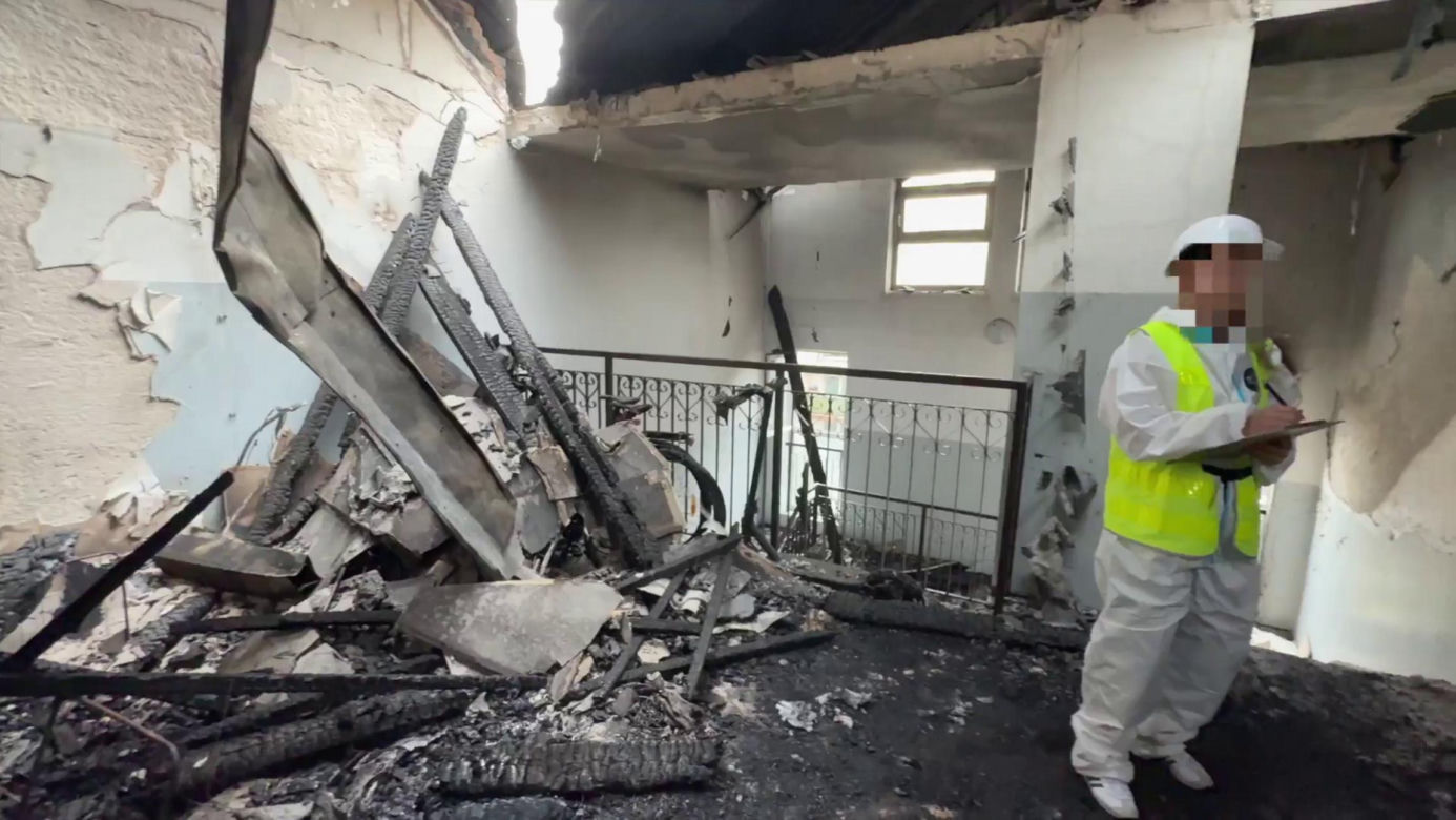 Policjanci pokazali jak wygląda wnętrze spalonego budynku w Ząbkach. Wstrząsające obrazki