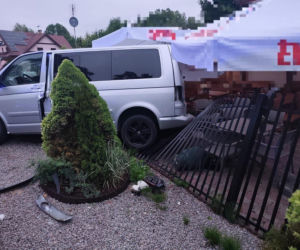 Pijany 19-latek uciekał przed policją. Rozbił auta, ogrodzenie i latarnię
