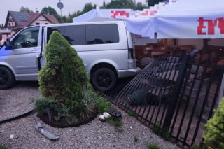 Pijany 19-latek uciekał przed policją. Rozbił auta, ogrodzenie i latarnię