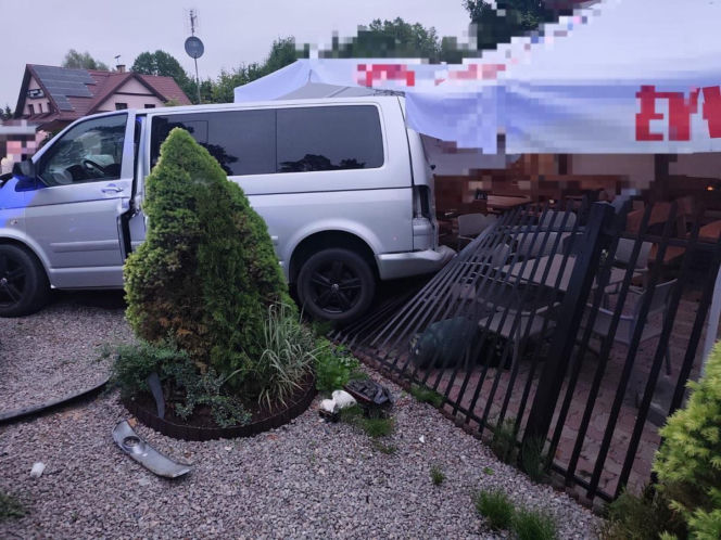 Pijany 19-latek uciekał przed policją. Rozbił auta, ogrodzenie i latarnię