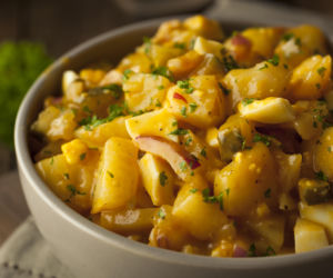 Niemcy nie dodają do niej majonezu. Poznaj sekret szwabskiej sałatki ziemniaczanej, jest o niebo lepsza!