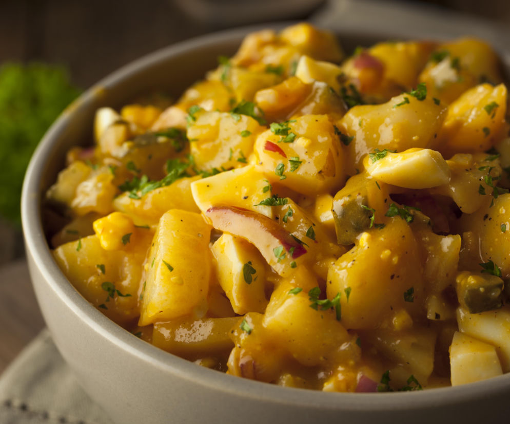 Niemcy nie dodają do niej majonezu. Poznaj sekret szwabskiej sałatki ziemniaczanej, jest o niebo lepsza!