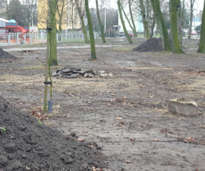 Tu na razie jest... Trwa modernizacja dwóch parków miejskich w Lesznie 